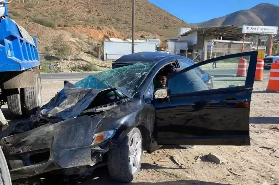 Choque entre camión de volteo y auto: joven se salvó de milagro esta mañana