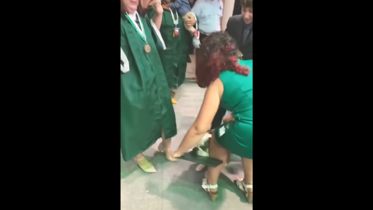 Perro se come título de joven graduada