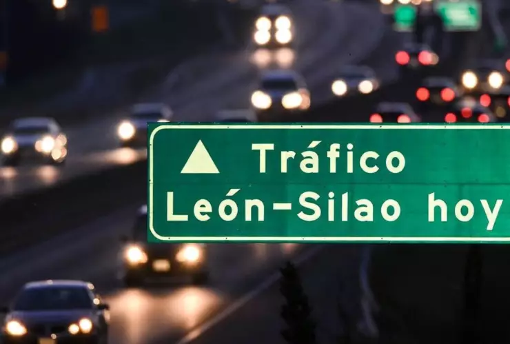 ¡Evita estas zonas con TRÁFICO DETENIDO! Así está la carga vehicular en la carretera León-Silao hoy jueves 8 de enero.jpg