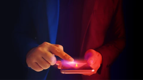 Una persona mira su celular