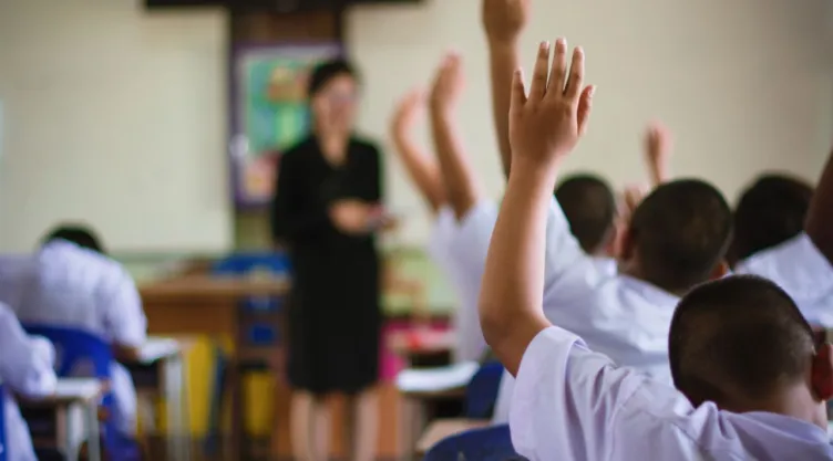 Alumnos en salón de clases a la espera de participar.