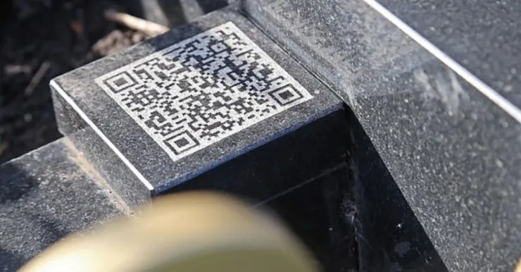 Colocan-lapida-en-forma-de-celular-en-tumba-de-joven-en-Rusia