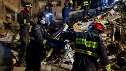 Rescatistas quedan atrapados entre escombros en Turquía