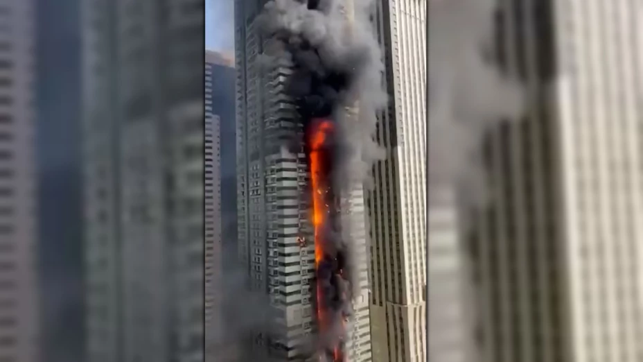 Fuerte incendio en Dubai_ Evacúan a más de tres mil personas de la ‘Tiger Tower’ en Marina.jpg