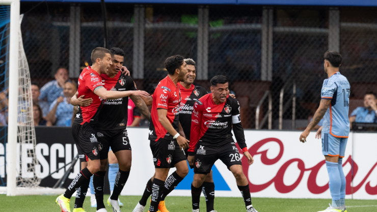 Jugadores del Atlas celebran un gol con Aldo Rocha