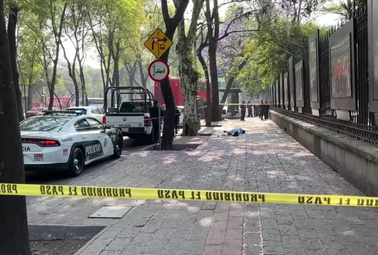 Aparece un hombre sin vida frente a Chapultepec, en Paseo de la Reforma