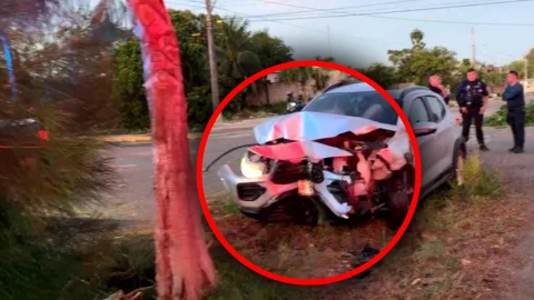 ¡Conductor choca contra árbol y sale huyendo! Así fue el FUERTE accidente en Felipe Carrillo Puerto la mañana de hoy