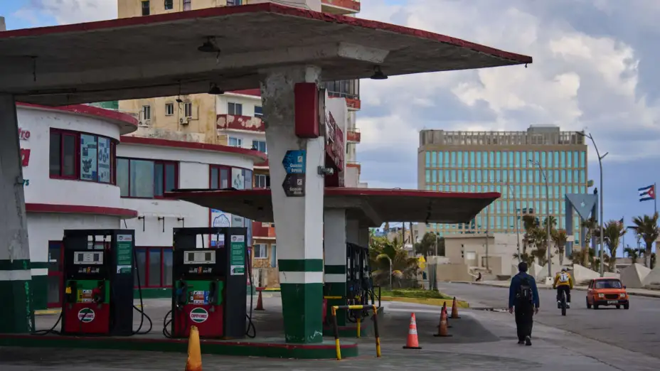 Gasolinera sin combustible en La Habana, Cuba.