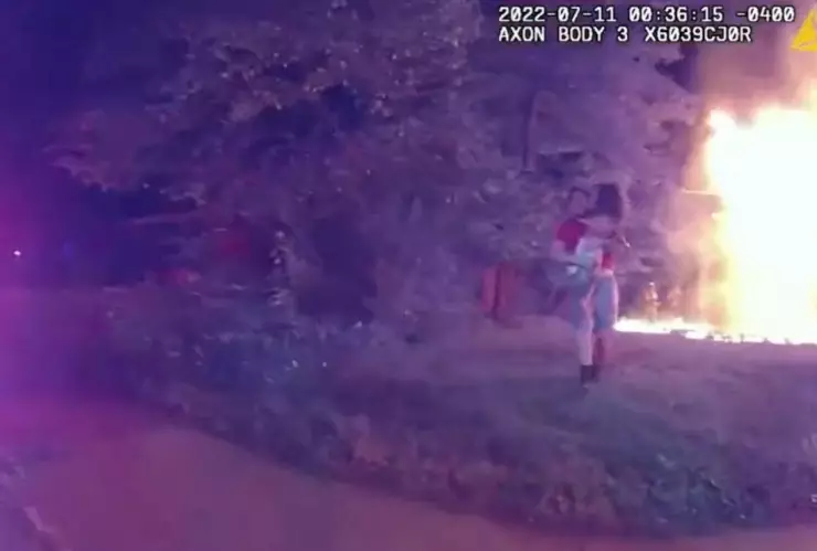 Repartidor de pizza salva a cinco niños de casa incendiada en Estados Unidos.