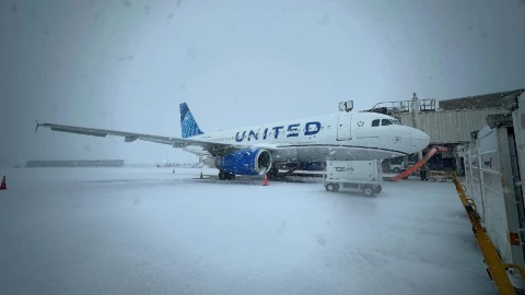Avión en aeropuerto nevado Pensacola.jpg