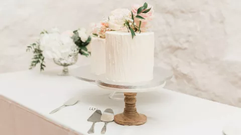 49 ideas de pastel de bodas que puedes tomar como inspiración: desde sencillos hasta muy elaborados.
