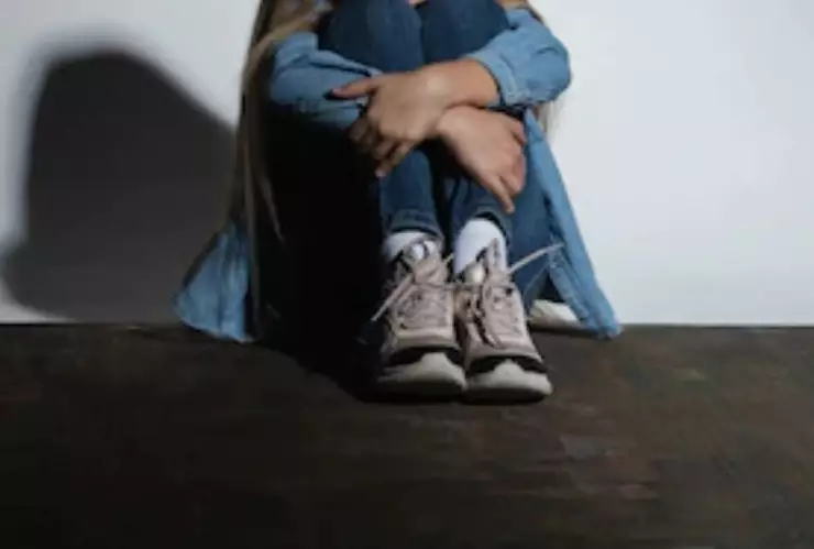 Hombre en auto con dos niñas y el pantalón desabrochado.jpg