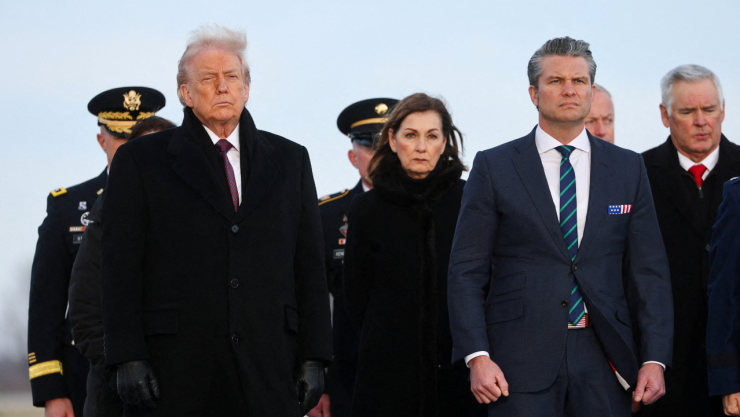 El presidente de Estados Unidos, Donald Trump, participa en un traslado digno de los restos de dos miembros de la Guardia Nacional de Iowa, en Dover