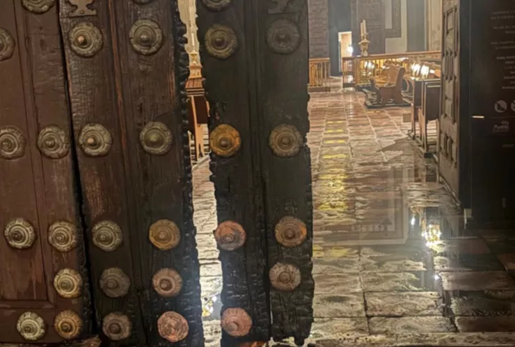 ¡Impensable! Hombre INCENDIA en el portón de la Catedral; detienen al presunto responsable IMÁGENES.jpg