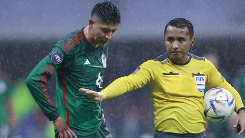 Edson Álvarez y el árbitro Iván Baton