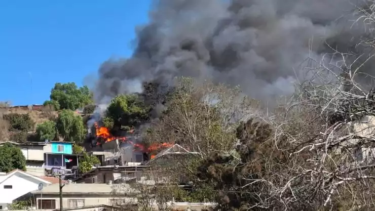 Incendio en al colonia Jardín deja afectaciones en casas de Tijuana