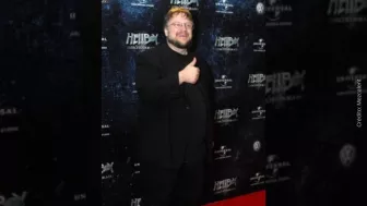 Guillermo del Toro saludando (2).jpg