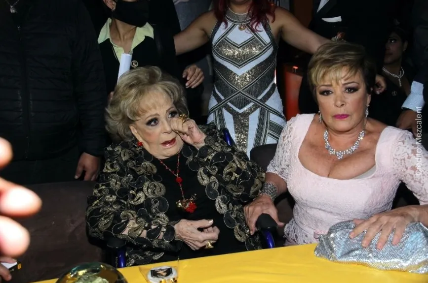 Silvia Pinal silla de ruedas.jpg