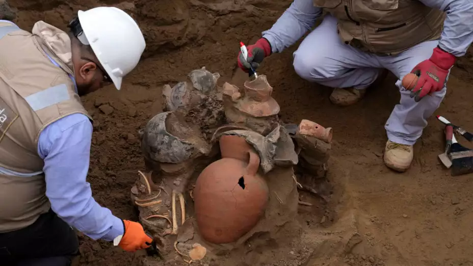 Arqueólogos descubren vasijas en Perú.