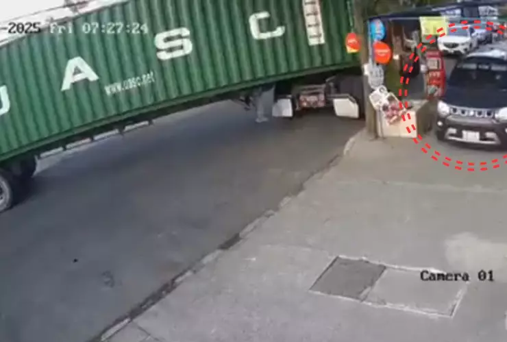 Exhiben a conductor manejando sobre la banqueta en Iztacalco