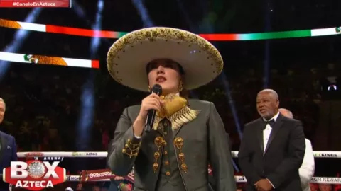 ¡ESPECTACULAR! Así Camila Fernández entonó el himno nacional mexicano en pelea Canelo vs Edgar Berlanga