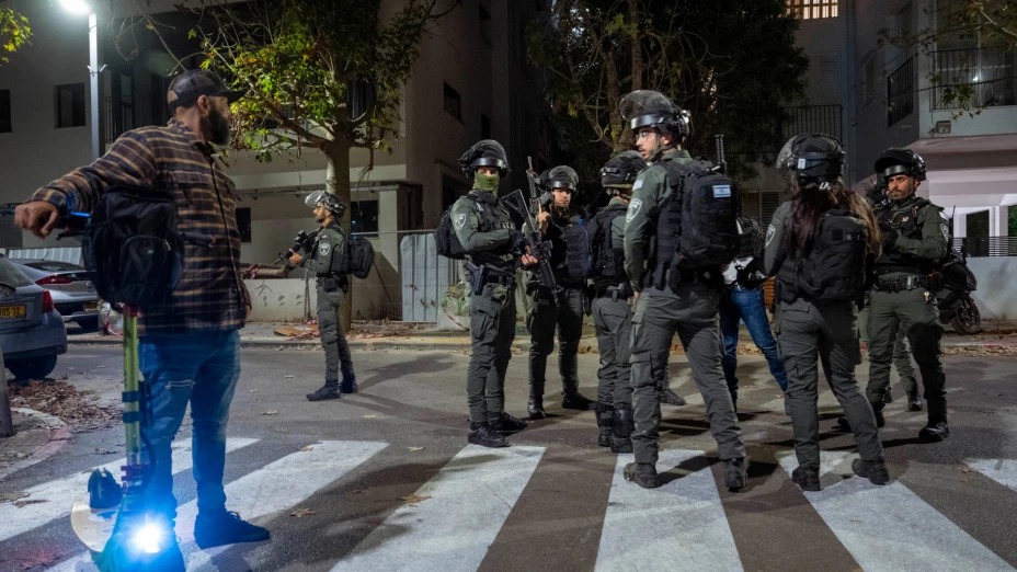 Soldados israelíes buscan a un sospechoso en Tel Aviv.