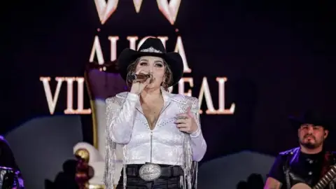 Alicia Villarreal estaba mal en su concierto, confirma un amigo de la cantante