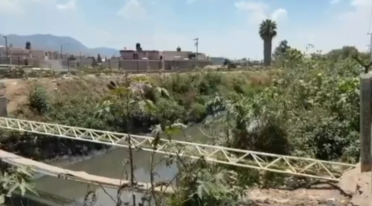 Localizan cuerpo en canal de aguas negras en Edomex