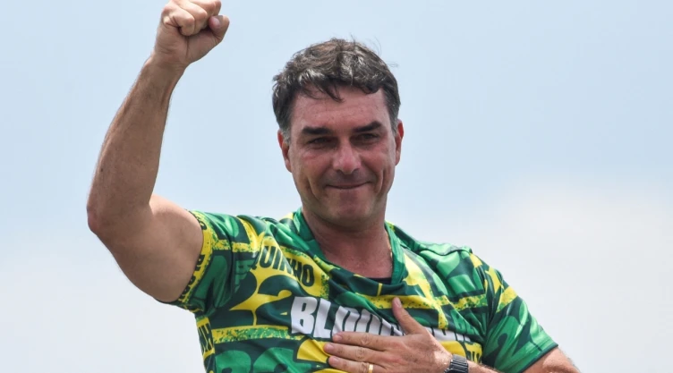 Flávio Bolsonaro obtendría la licencia permanente de Estados Unidos