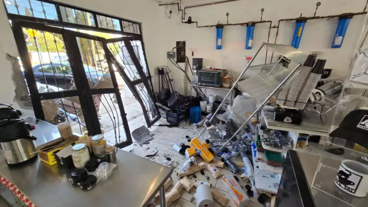 ¡Aparatoso accidente! Conductora choca su camioneta contra comercio y lo destroza por completo, en Guanajuato Capital (IMÁGENES).jpg