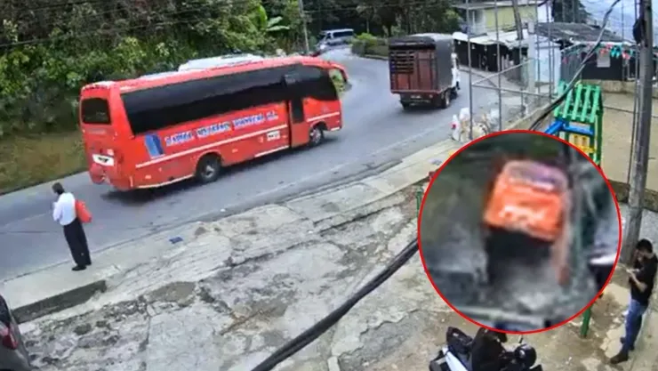 El autobús cayó más de 50 metros tras colisionar con un camión