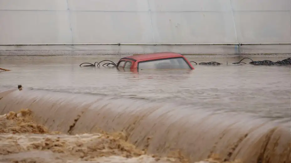 Inundación afuera de un edificio residencial en Kiseljak, Bosnia.