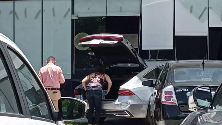 Sujeto se mete con todo y carro a un local de una plaza al norte de Mérida