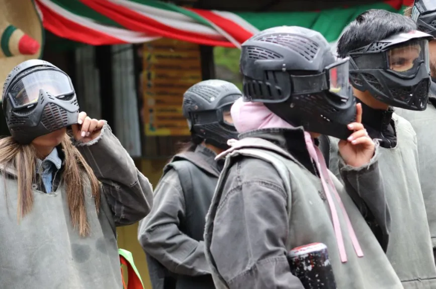 Al llegar al lugar del gotcha, los académicos estaban asombrados por la frescura del aire y la sensación de libertad que les brindaba el entorno. Este cambio de paisaje fue un alivio bienvenido después de semanas de concentración y estudio intensivo.