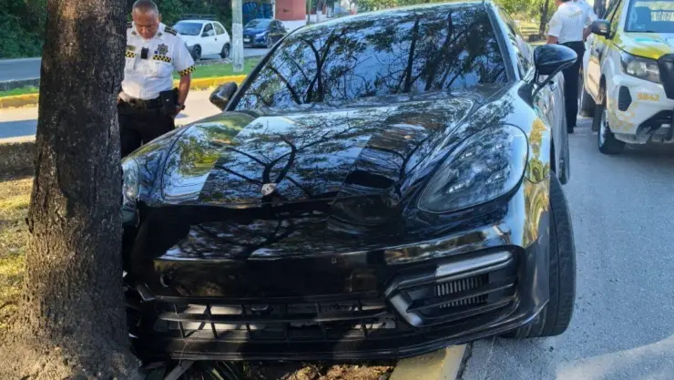 Accidente de auto de lujo en la Av. Andrés Quintana Roo en Cancún HOY, sábado 1 de marzo de 2025.jpg