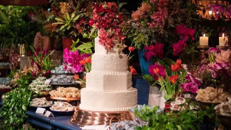 49 ideas de pastel de bodas que puedes tomar como inspiración: desde sencillos hasta muy elaborados.
