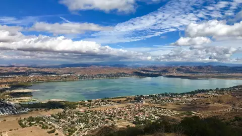 Lake Elsinore se ve perjudicado por la presencia de peligrosas algas: &iquest;qu&eacute; sucede?