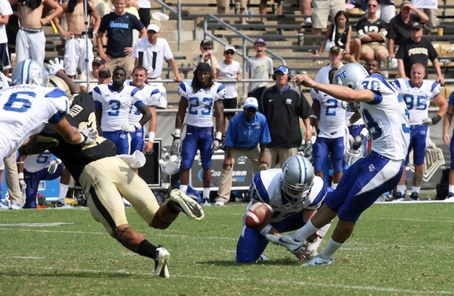 Alan Gendreau, pateador de los ‘Blue Raiders’ de Tennessee, busca convertirse en el primero jugador profesional abiertamente gay