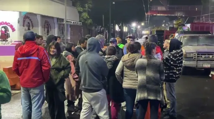 Policías frenan instalación de feria patria en Ermita Iztapalapa.