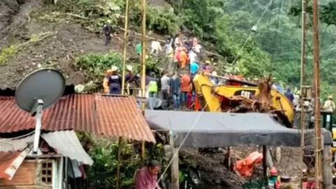 Hallan a niña abrazada al cadáver de su mamá tras deslave en Colombia