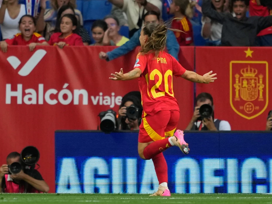 Claudia Pina festeja gol con España.jpeg