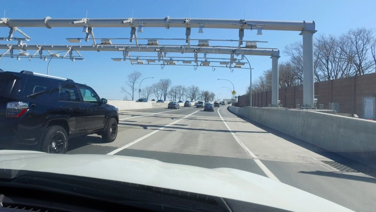 Autos circulan por autopista de Nueva York