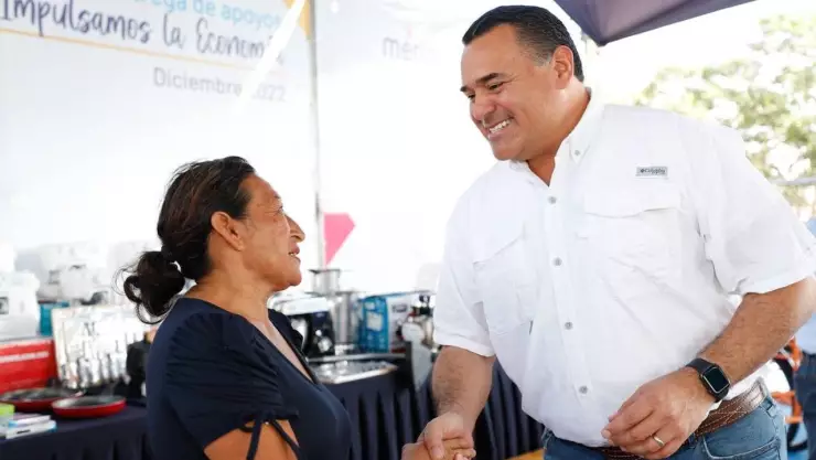 Entregan apoyos económicos a familias de Mérida