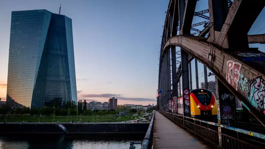 Un tranvía frente al edificio del Banco Central Europeo, en Alemania.