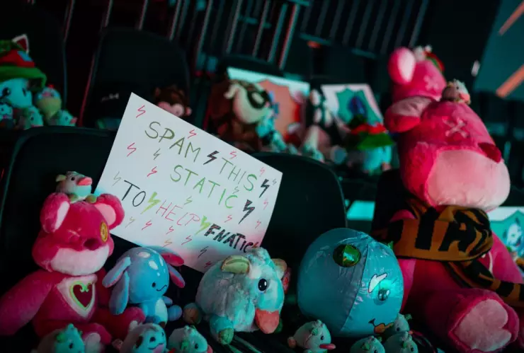 El estudio de la liga Europea LEC se mostró sin publico, pero llena de muñecos de peluche