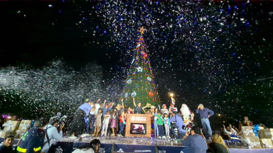 Arranca la NAVIDAD en el Fraccionamiento del Parque: Así se vivió el encendido del árbol navideño