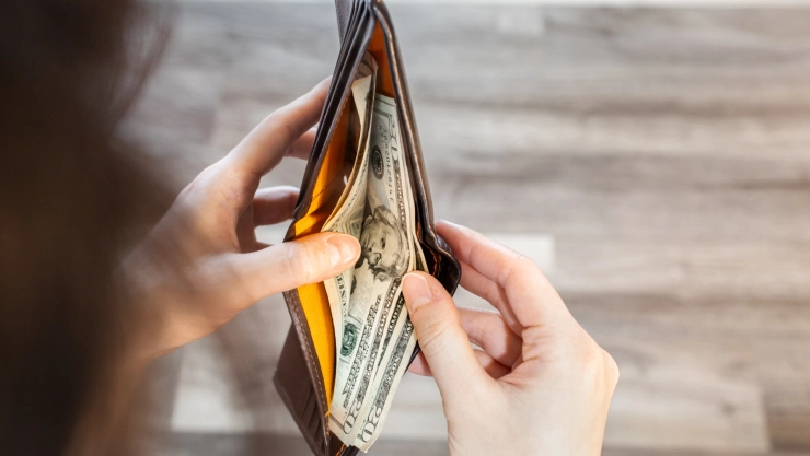 Empleado revisa su billetera