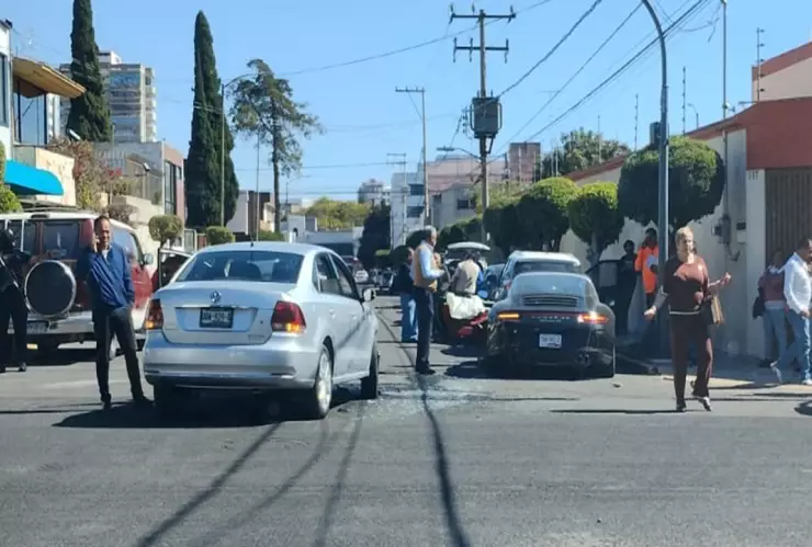Aparatoso choque de auto de lujo provoca caos en la colonia Huexotitla hoy 27 de noviembre de 2024
