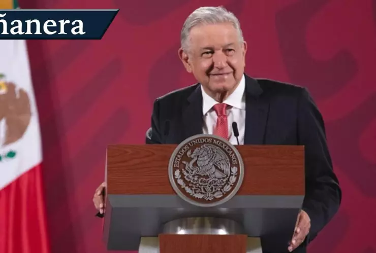 presidente Andr&eacute;s Manuel L&oacute;pez Obrador sonriendo frente a los micr&oacute;fonos