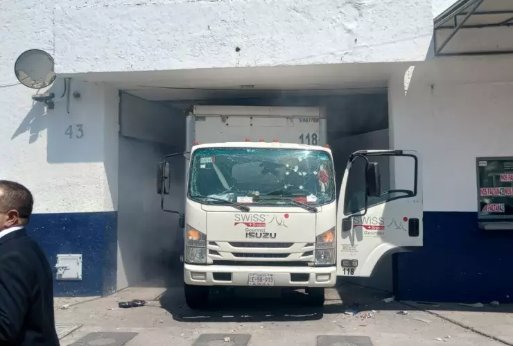 Normalistas de Ayotzinapa estrellan camión Centro Federal de Arraigos